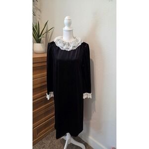 Vintage 70's Le Petite Black Velvet Lace Collar Long Sleeve Victorian Goth Dress